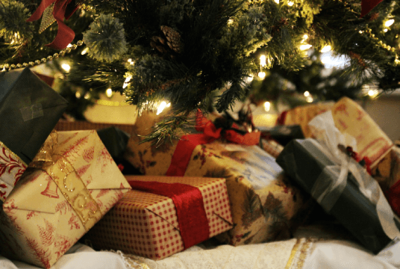 Weihnachtsgeschenke unter dem Weihnachtsbaum